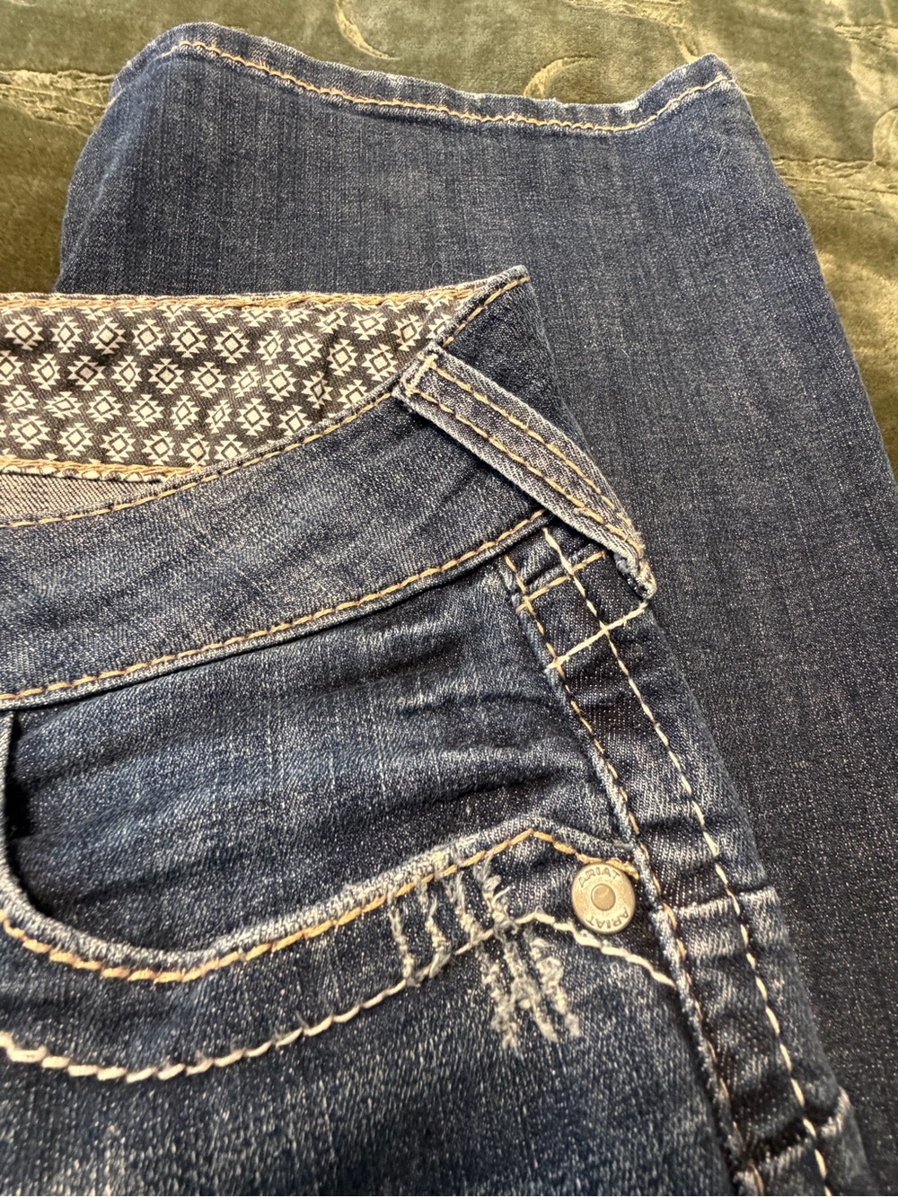 Classic Women's Dark Blue Ariat Jeans with Contrast Pocket Stitching - Picture 4 of 4